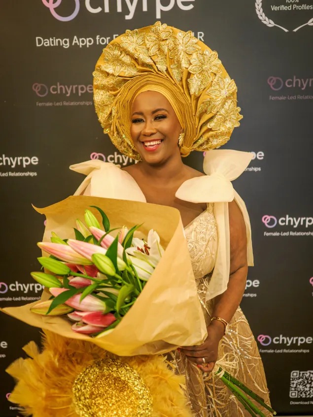 Madame Caramel beim Femdomball, Chyrpe-Logo im Hintergrund
